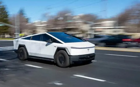 马斯克称新款特斯拉软件允许边开车边发短信