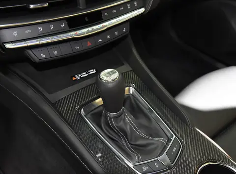 “扮猪吃老虎”的美式车，搭载V8机械增压发动机，还有6速手动挡