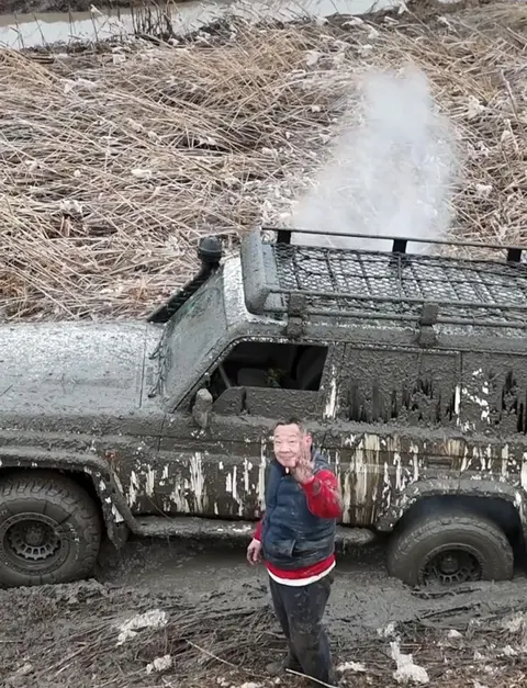 胖东来董事长泥地越野秀，粉丝偶遇意外连环“救援”